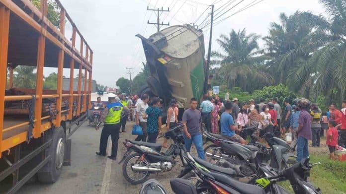 truk_tangki_bermuatan_minyak_curah_nyungsep_ke_parit_jalinsum_paya_pasir_sergai