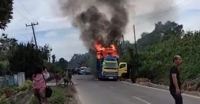 truk_terbakar_di_jalan_saribudolok_1_penumpang_tewas_satu_lagi_alami_luka