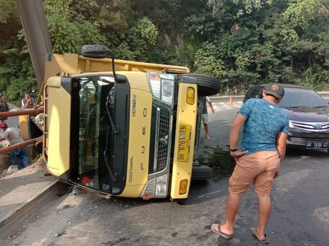 truk_terbalik_di_parapat_seorang_pegawai_pdam_tirta_lihou_tewas_tertimpa