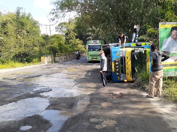 truk_terbalik_warga_minta_jalan_diperbaiki