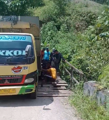 truk_terperosok_di_jembatan_rusak_warga_protes_bupati_dairi