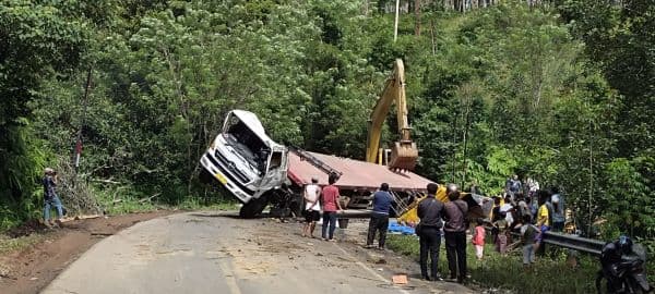 truk_trailer_yang_terbalik_di_padangsidimpuan_berhasil_dievakuasi