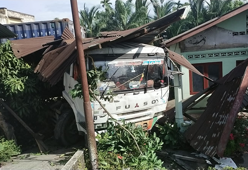 truk_tronton_tubruk_2_unit_rumah_dan_2_kios_di_tebing_tinggi