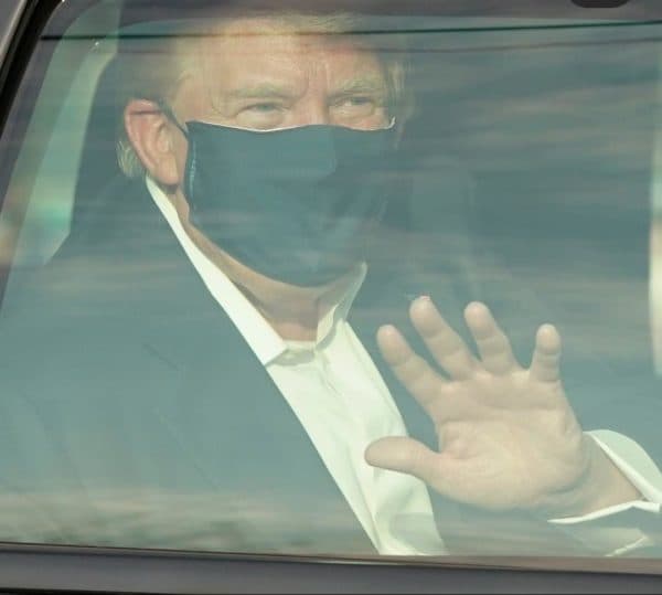 trump_dianggap_tak_bertanggungjawab_karena_masih_bepergian_saat_terinfeksi_covid_19