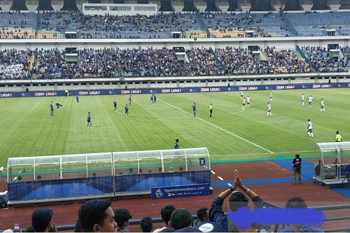tuan_rumah_persib_digulung_10_pemain_bali_united_2_3