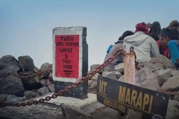 tugu_gunung_marapi_mengisahkan_pendaki_meninggal_tahun_1992