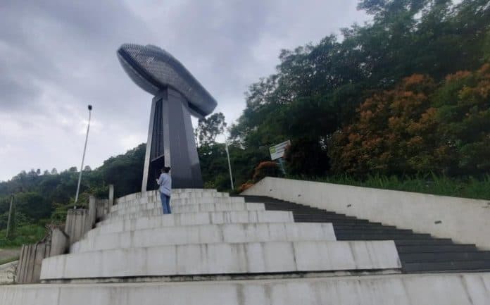 tugu_km_sinar_bangun_lokasi_wisata_menunggu_antrian_kapal_di_pelabuhan_tigaras