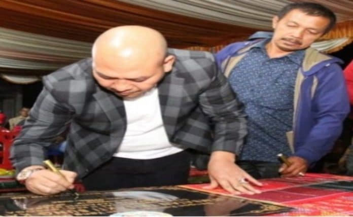 tujuh_prasasti_jembatan_diteken_nikson_nababan_di_akhir_jabatan_bupati_taput