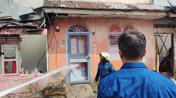 tujuh_rumah_di_kawasan_padat_penduduk_terbakar_di_jalan_bahagia_medan