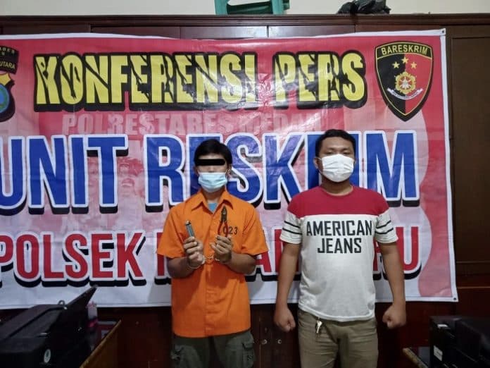 tukang_bangunan_curi_kabel_listrik_digelandang_warga_ke_kantor_polisi