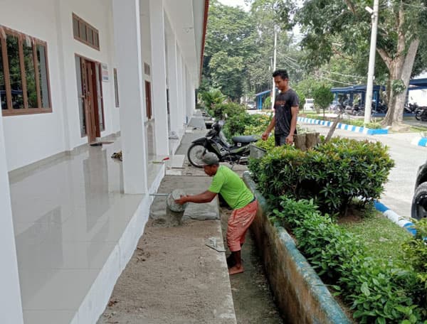 tukang_bangunan_selesaikan_pekerjaan_asn_dan_honorer_perbaiki_lantai_kantor_bupati_deli_serdang