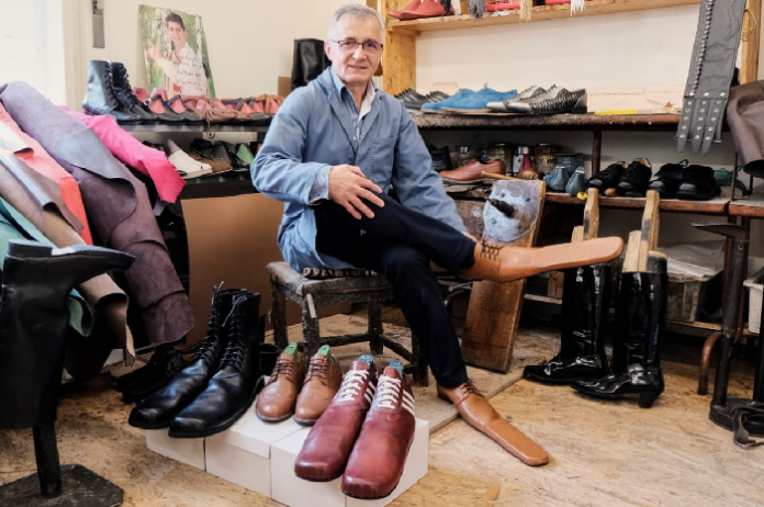 tukang_sepatu_rumania_buat_sepatu_anti_covid_19