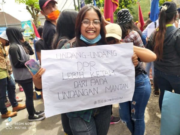 tulisan_di_poster_yang_dibawa_massa_berunjuk_rasa_di_siantar_sangat_menggelitik_yuk_baca_disini