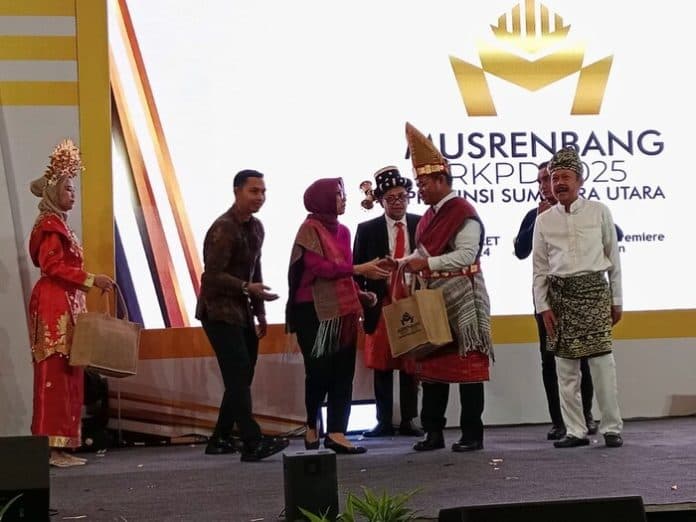 tumbuhkan_ekonomi_pj_gubernur_sumut_perkuat_hilirisasi_dan_kewirausahaan