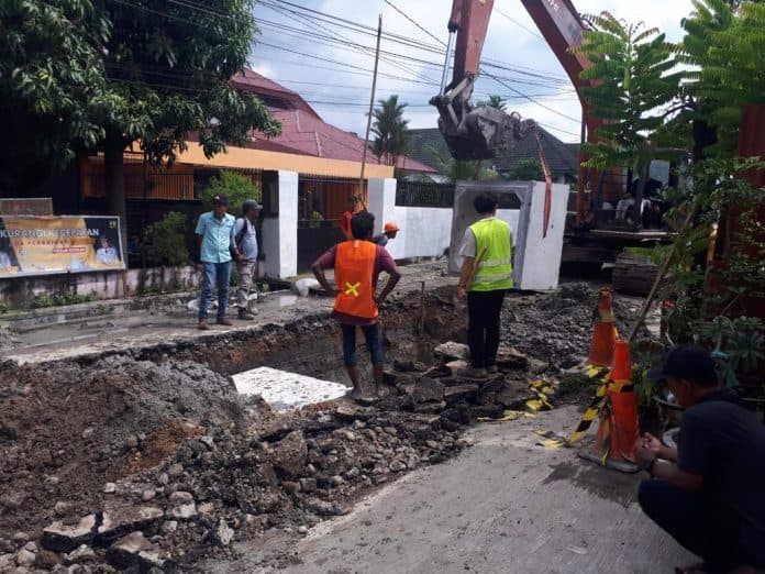 tumpukan_tanah_pengorekan_drainase_menumpuk_di_jalan_ini_respons_dinas_pu_medan
