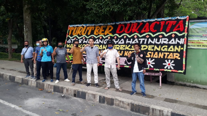 tuntut_gaji_karyawan_pasar_horas_pajang_papan_bunga_di_balai_kota_siantar