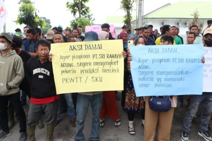tuntut_hak_sesuai_aturan_puluhan_buruh_demo_di_kantor_dprd_sergai