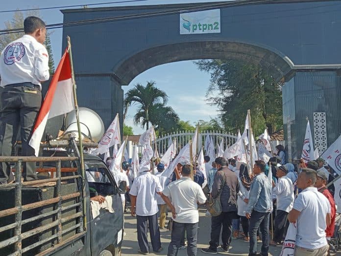 tuntut_jalan_desa_diaspal_ampk_bawa_serta_orang_tua_dan_anak_anak_berunjukrasa_ke_ptpn_2_tanjung_morawa