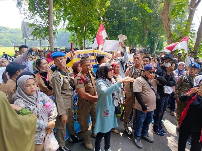 tuntut_kades_dicopot_ratusan_warga_desa_serapuh_asli_demo_kantor_bupati_langkat
