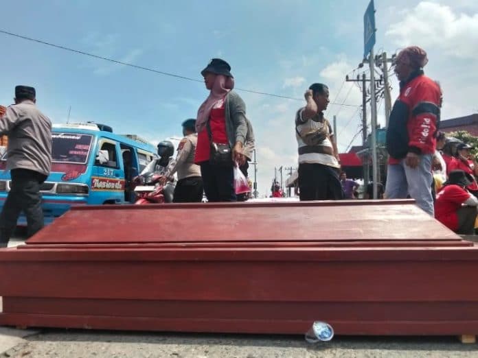tuntut_keadilan_ratusan_warga_selambo_gotong_peti_mati_ke_polda_sumut
