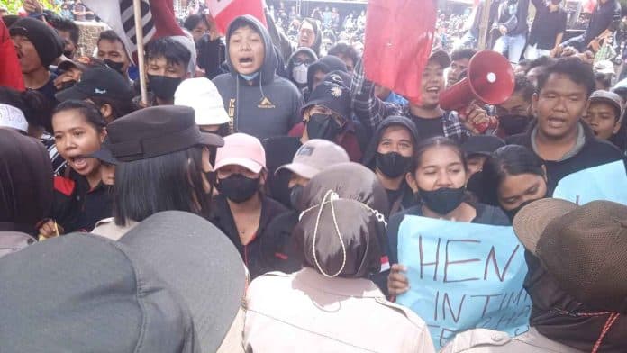 tuntut_kebijakan_rektor_unpri_aksi_unjuk_rasa_mahasiswa_dan_gmni_sempat_ricuh