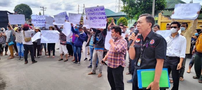 tuntut_pilkades_ditunda_warga_tiga_desa_di_dairi_demo_kantor_dprd