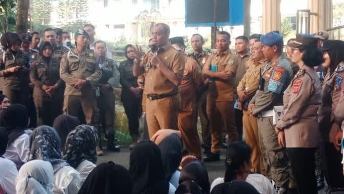 tuntut_sk_ratusan_guru_pppk_aksi_duduk_di_depan_kantor_bupati_langkat