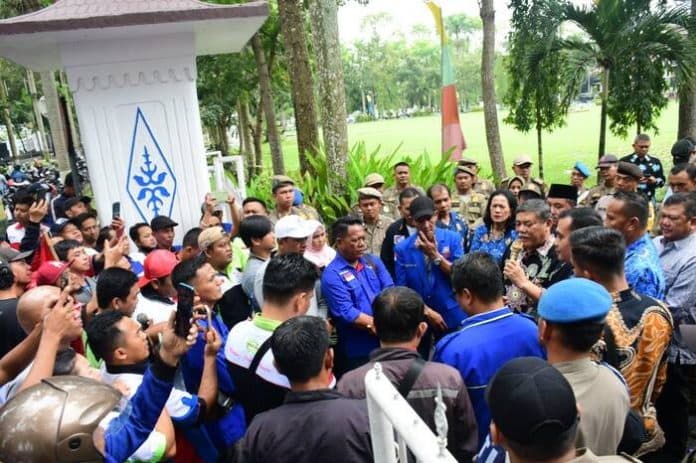 tuntut_umk_20_persen_ratusan_buruh_unjuk_rasa_di_kantor_bupati_deli_serdang