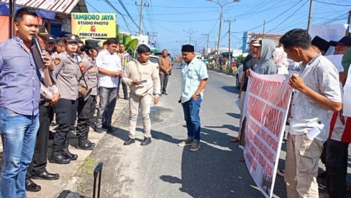 tuntut_usut_dugaan_money_politic_bawaslu_dairi_didemo