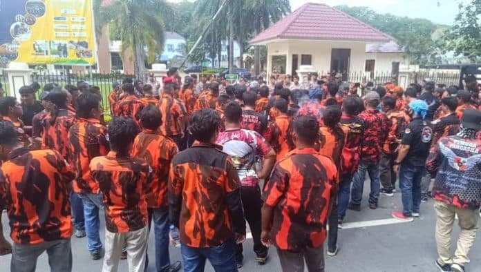 tuntutan_jpu_dinilai_tidak_masuk_akal_massa_demo_meminta_trp_dibebaskan