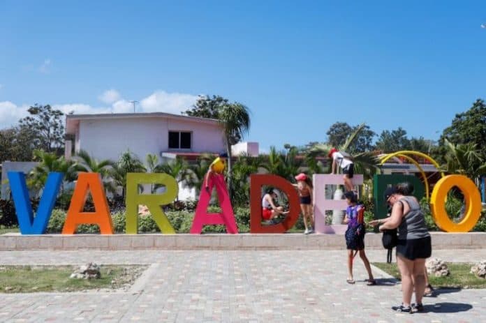 turis_rusia_pulang_pariwisata_varadero_terseok_seok