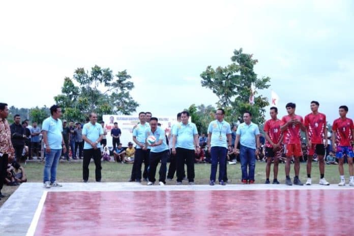 turnamen_bola_voli_perebutkan_piala_bupati_labusel_dibuka