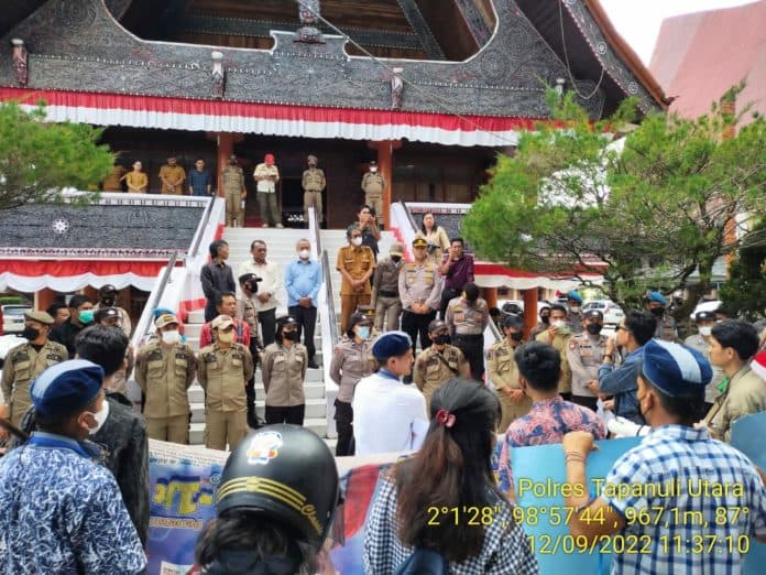 turun_ke_jalan_gmki_cabang_tarutung_menolak_kenaikan_harga_bbm_bersubsidi