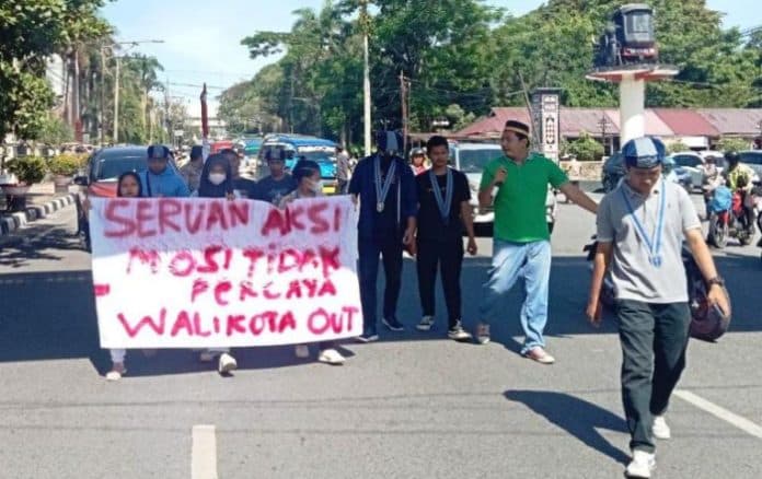 turun_ke_jalan_kampas_dukung_ma_putuskan_pemakzulan_wali_kota_siantar