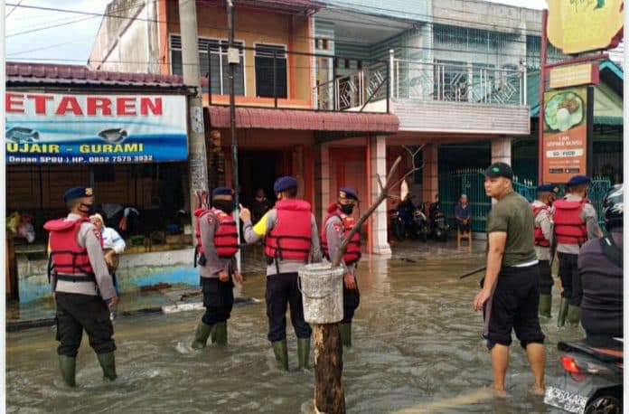 turun_ke_lokasi_banjir_brimob_bersihkan_parit