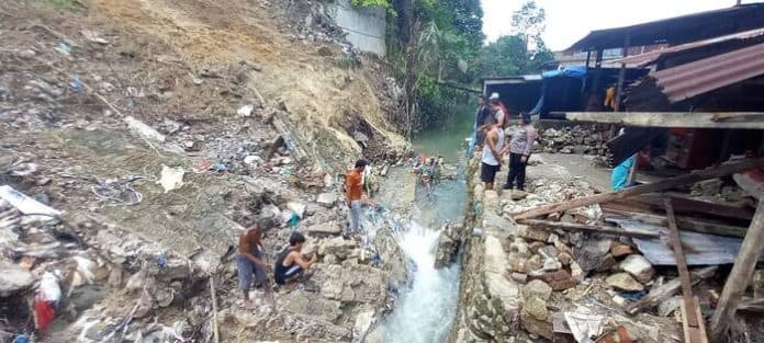 turun_ke_lokasi_banjir_dan_longsor_kapolsek_imbau_masyarakat_waspada_saat_hujan_deras