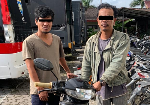 tusuk_korban_dengan_pisau_hingga_tewas_kedua_pria_ini_ditangkap_polres_karo