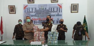 uang_sisa_korupsi_rp3_miliar_diserahkan_kejari_belawan_ke_pemprovsu