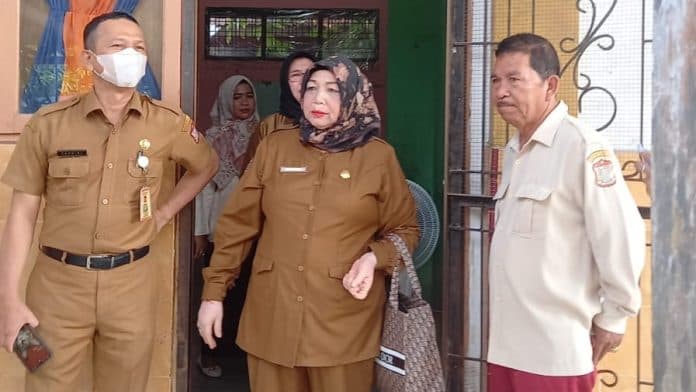 uas_hari_pertama_tingkat_sd_kadisdik_tanjung_balai_lakukan_peninjauan_langsung