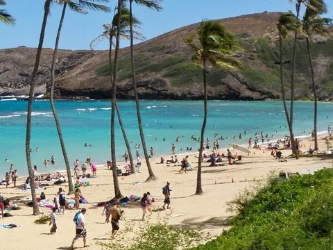 uji_coba_pembukaan_wisata_hawaii_dibanjiri_pengunjung