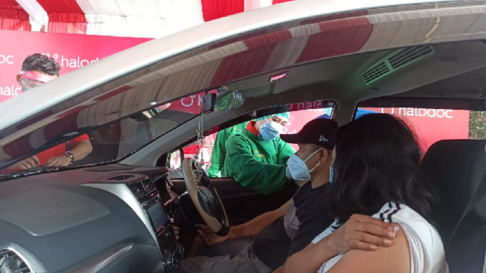 uji_coba_vaksinasi_drive_thru_di_medan_prioritaskan_lansia