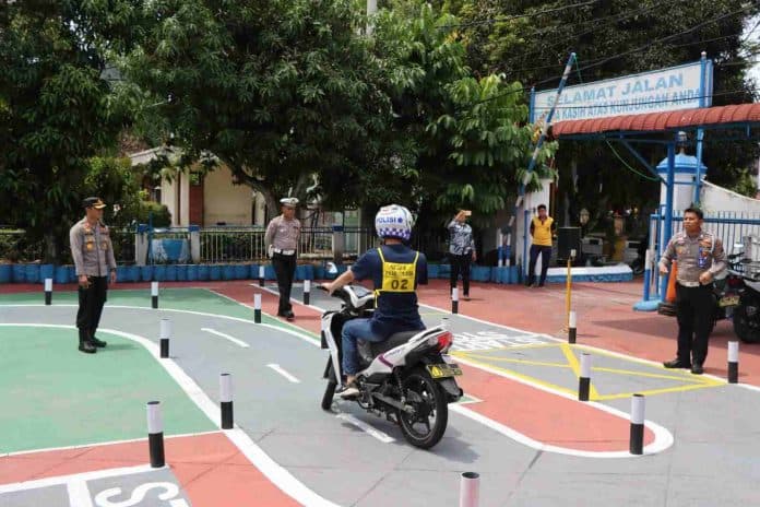 ujian_praktek_sim_c_dengan_desain_baru_letter_s_diterapkan_di_polres_sibolga