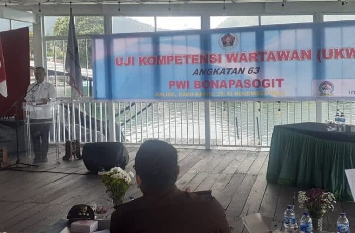 ukw_angkatan_63_bupati_toba_berharap_betul_betul_menjadi_wartawan_kompeten_dan_profesional