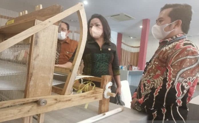 ulos_batak_handmade_satika_banyak_kelebihannya_gak_usah_khawatir_keberadaan_mesin
