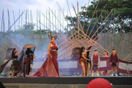 ulos_bermotif_lawas_pukau_pecinta_fesyen_di_festival_payung_indonesia