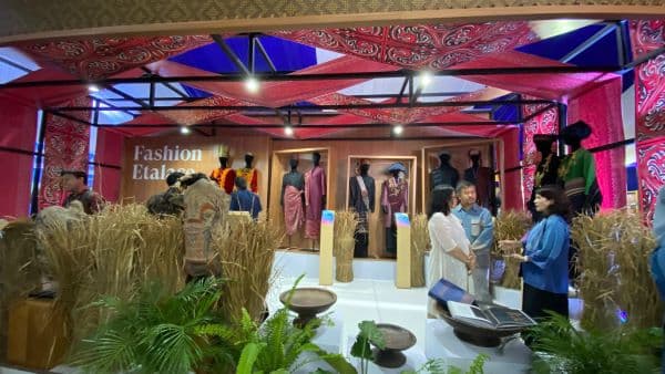 ulos_karya_designer_sumut_dijual_hingga_rp80_juta