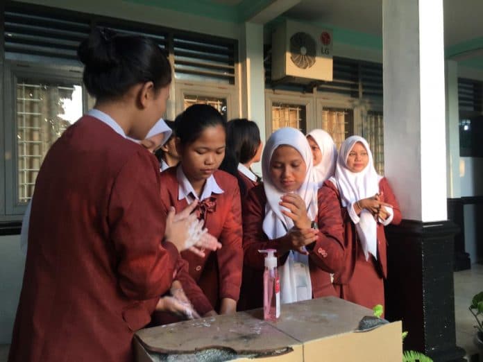 un_tetap_berjalan_sekolah_di_medan_siapkan_sanitasi