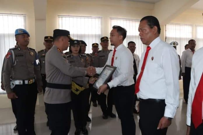 ungkap_kasus_perampokan_wisatawan_asal_prancis_warga_dan_polisi_dapat_penghargaan