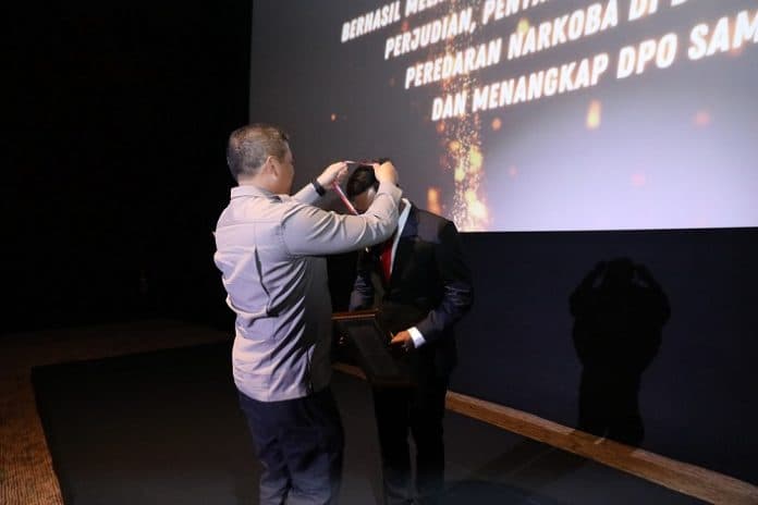 ungkap_pencurian_minyak_di_belawan_kanit_5_ditreskrimum_polda_sumut_dapat_penghargaan
