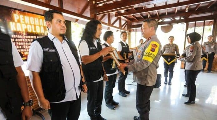 ungkap_penganiayaan_dan_pembakaran_mobil_wartawan_kompol_bayu_terima_penghargaan